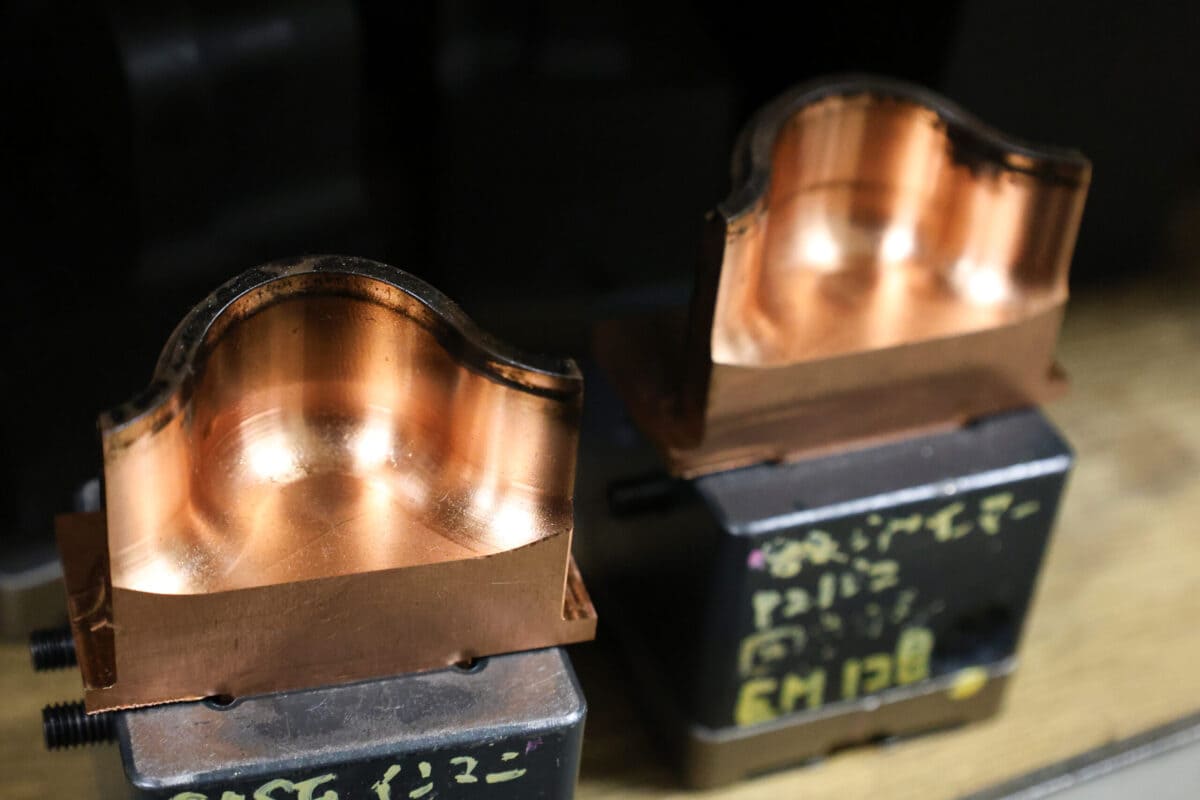 電極製作の品質が加工精度を支える。湿式加工 × 3R治具対応